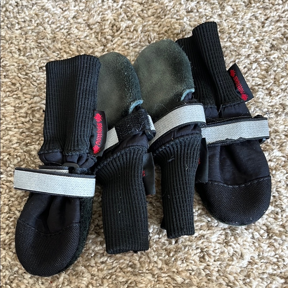 Muttluks fleece dog boots.  XS
